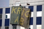 En av bilderna som var beslagtagna - bilden visar en banderoll med texten "KRIG AB" på en av Bofors vapenfabriker.