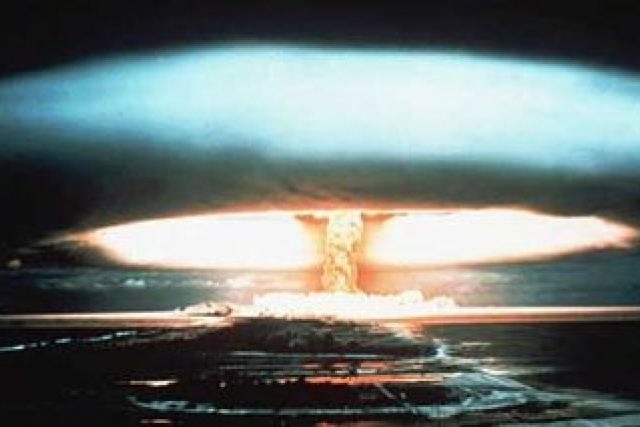 En kärnvapenexplosion över Mururoa-atollen i franska Polynesien. Bild på en kärnvapenexplosion över Mururoa-atollen i franska Polynesien.