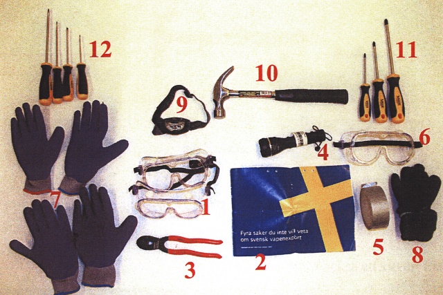 Bevismaterial En samling av saker: Bland annat handskar, hammare, skyddsglasögon, tång, tejp, ficklampa, skruvmejsel, faktabroschyr om vapen.