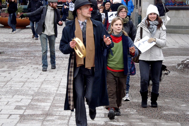 En stor grupp människor på ett torg