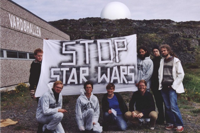 Gruppbild framför Vardöbasen med en banderoll: "Stop Star Wars".