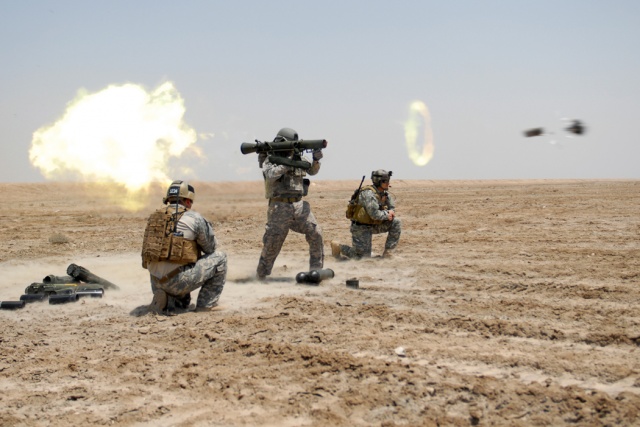 Amerikanska trupper avfyrar en Carl Gustaf-raket under det folkrättsvidriga kriget i Irak 3 soldater i en öken avfyrar en Carl Gustaf-raket