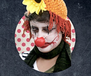 Porträtt av en clown med en blomma i hatten