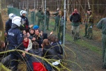 Bild på aktivister som grips av polis och militär på kärnvapenbasen Kleine Brogel i Belgien.