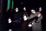 6 personer med Ulla Röders ansikte som pappersmasker