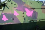 Bild på militärfordon målat med rosa fåglar