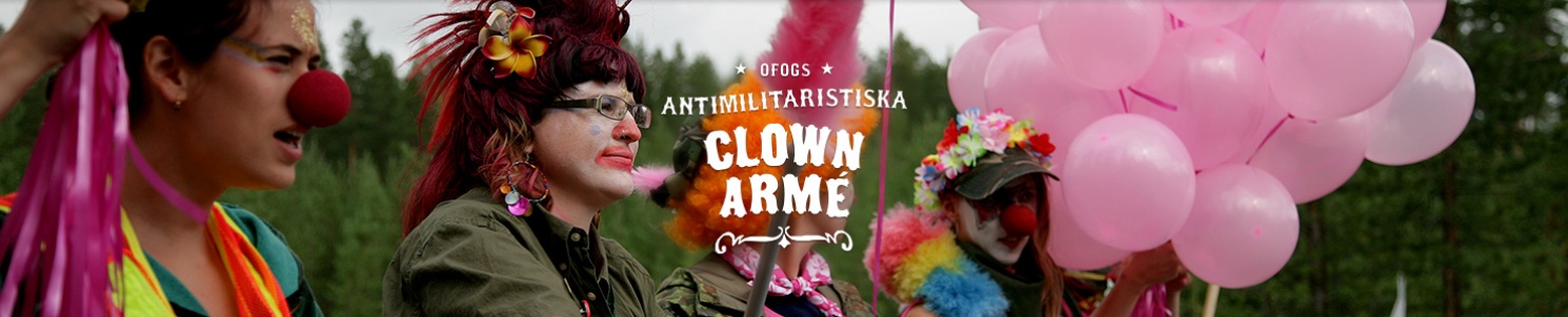 Tre clowner och ett fång rosa ballonger. Text: "Ofogs antimilitaristiska clownarmé"