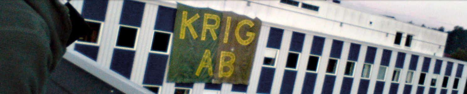 Jättebanderoll på Bofors vägg med texten "Krig AB"