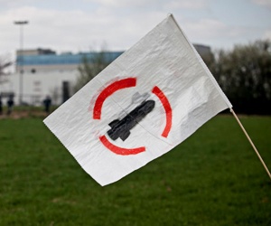 En vit flagga med bomspottings märke - en bomb i en röd cirkel